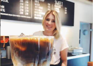 Pia aus dem Coffeebar Team hinter Kaffee